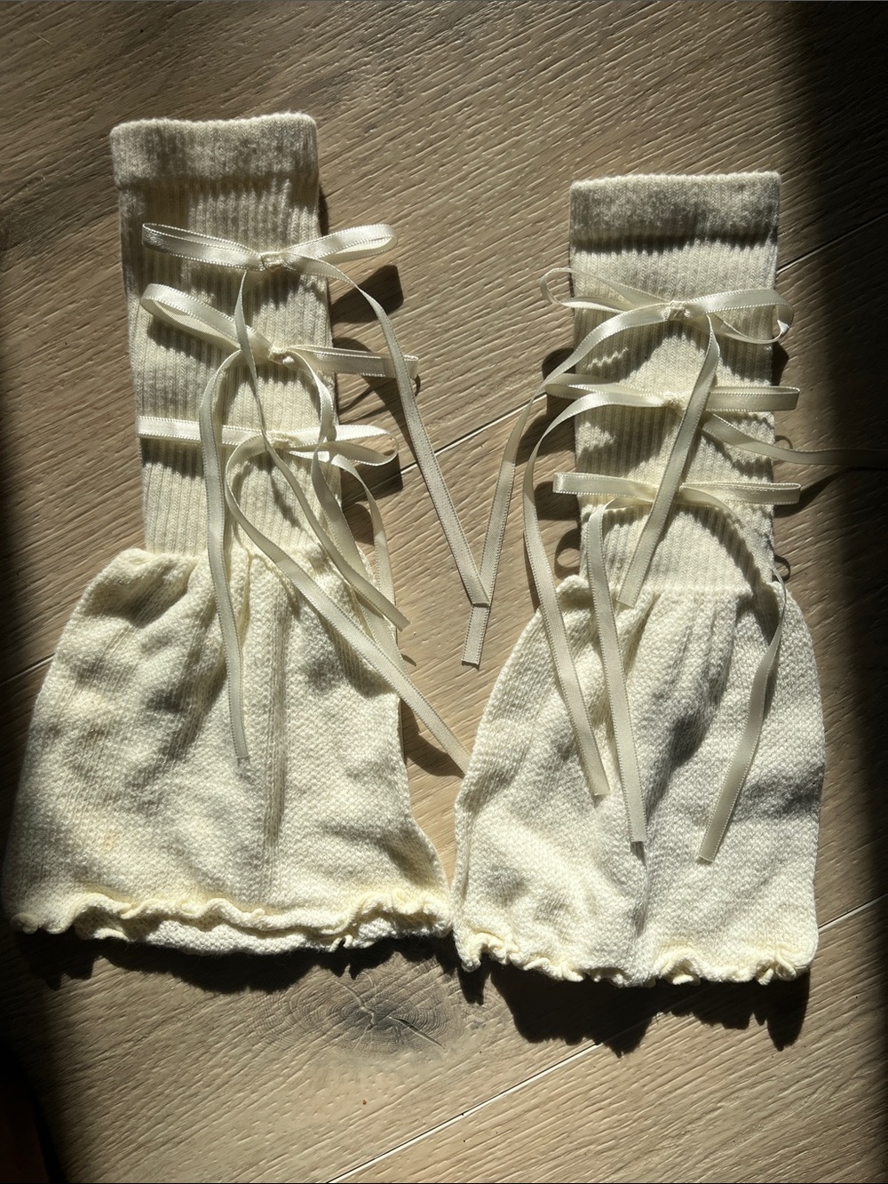 Cream Ribbed Leg warmers with bows